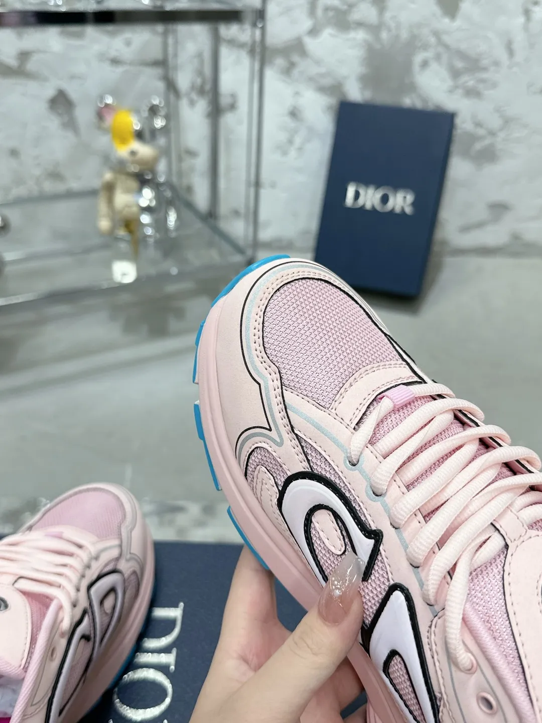 Men's men's shoes 💰600❤️❤️❤️High version Dior Dior's latest color matching B30 series reflective dad sneakers original 17380💰 purchased for development and production Brand new B30 sneakers Dad Shoes style shoes that follow the trend of the retro market The Dior logo on the tongue also indicates that this pair of shoes is the B30 model! B30 uses fine-textured leather and mesh cloth materials to form a shoe body. There are conspicuous letters CD on both sides of the shoe body to indicate identity. Many lines on the shoe body outline details to make the shoes look less monotonous and full of retro flavor. The delivery counter is exquisitely packaged🛍📦 ▪️Fabric: Original customized technical fabric + mesh ▪️Inner lining: Customized breathable lining ▪️Outsole: Original molded IP foam + TPU outsole ▪️Sole thickness: 3.5CM ▪️Size: Women’s size 35-40 / Men’s size 39-46